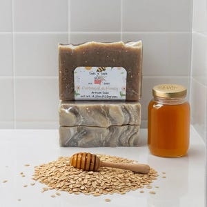 Oatmeal Honey Soap: Exfoliating Artisan Bar (4.25oz/120g)