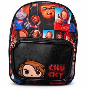 Puede incluir: Una mochila negra con un collage de imágenes del personaje Chucky de la serie de películas Child's Play. El bolsillo frontal muestra un emblema estilizado de la cabeza de Chucky y el texto rojo CHUCKY. La bolsa tiene bordes negros y cremallera.
