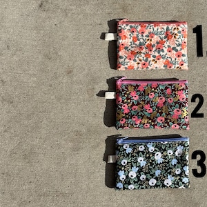 Petite pochette zippée, sac botanique zippé Rifle Paper Co, pochette pour huiles essentielles, pochette pour cartes-cadeaux, porte-monnaie pour pièces de monnaie, imprimés floraux - expédition à plat