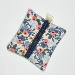 Pequeña bolsa con cremallera / estuche para auriculares / Bolsa AirPod / bolsa para monedas / Rifle Paper Co Les Fleurs Periwinkle -- Envío plano