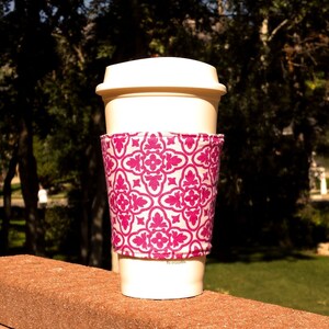 Varm eller isig tygkaffemössa / mugghylsa / kaffehylsa -- Fuchsia Damask -- Plattfrakt