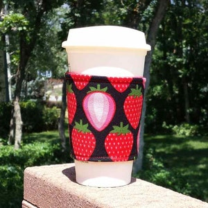 Hot + Iced tygkaffemugg / mugghylsa / kaffehylsa -- Jordgubbar Jordgubbar Jordgubbar