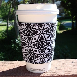 Varm eller isig tygkaffemugg / mugghållare / kaffehylsa / kaffemugg / mason jar-mugg - Elegant svart på vit damast