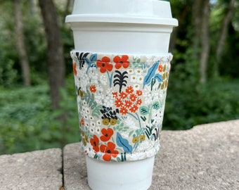 Café de tela caliente o helada acogedor / manga de taza / manga de café / Rifle Paper Co Meadow en Flax Multi Metallic -- Envío plano