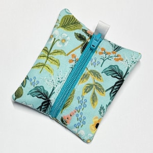 Pequeña bolsa con cremallera / estuche para auriculares / Bolsa AirPod / bolsa para monedas / Rifle Paper Co Amalfi Flowers Aqua -- Envío plano