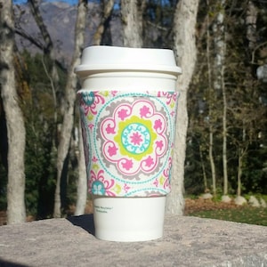 Varm eller isig tygkaffemössa / kopphylsa / kaffehylsa / dryckesmössa - Bold Mandala Flowers -- Flat Frakt