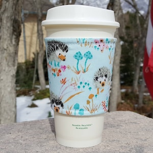 Varm eller isig tygkaffemössa / mugghylsa / kaffehylsa / dryckesmössa - Hedgehogs on Aqua -- Flatfrakt