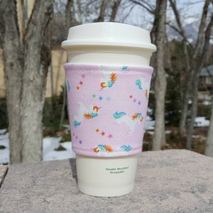 Varm eller isig tygkaffemugg / kopphylsa / kaffehylsa / dryckesmugg - Regnbågsenhörning -- Flat frakt