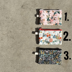 Petite pochette zippée, sac botanique zippé Rifle Paper Co, pochette pour huiles essentielles, pochette pour cartes-cadeaux, porte-monnaie pour pièces de monnaie, imprimés floraux - expédition à plat