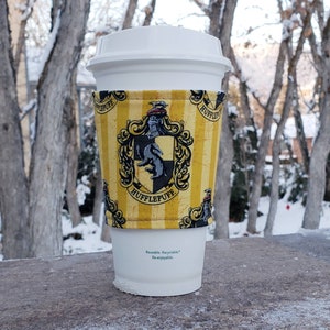 Varm eller isig tygkaffemugg / kaffemugghållare / kaffehylsa -- Hufflepuff House Harry Potter -- Plattfrakt