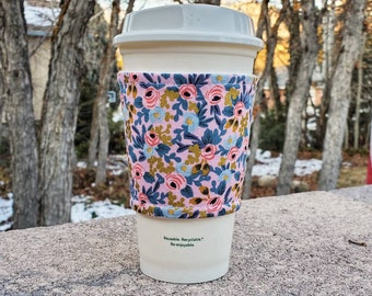Funda para taza de café / funda para café / funda para taza de tela caliente o helada / Rifle Paper Co Les Fleurs Rose - Envío fijo