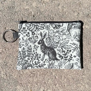 Pochette à fermeture éclair / Porte-monnaie en tissu avec porte-cartes / Portefeuille / Étui pour écouteurs / Rifle Paper Co Wildwood Rabbit - Livraison à plat