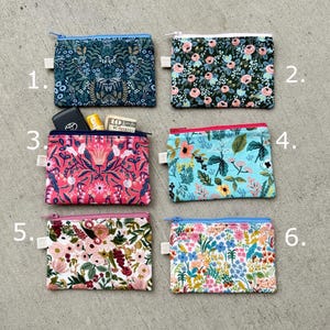 Petite pochette zippée, sac botanique zippé Rifle Paper Co, pochette pour huiles essentielles, pochette pour cartes-cadeaux, porte-monnaie pour pièces de monnaie, imprimés floraux - expédition à plat