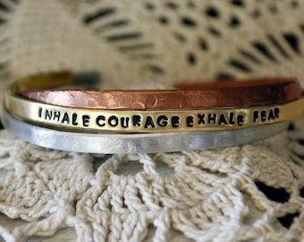 Inademen van moed Exhale angst armband - Mantra armband - Hand gestempeld manchet - Handstamped armband - motivationele sieraden - armband stapelen