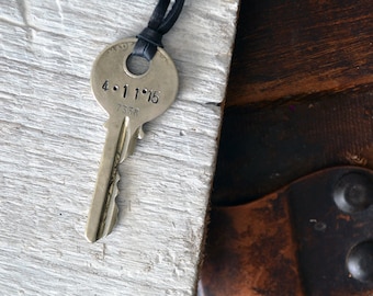 Aangepaste datum sleutel ketting - Hand-gestempeld sleutel - gepersonaliseerde sleutel - huwelijksgeschenk - Key To My Heart - leder of Chain ketting