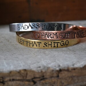 Pulsera de manguito estampado de mano - texto del tatuaje - pulsera de apilamiento personalizada - pulsera de mantra personalizado - dicho personalizado