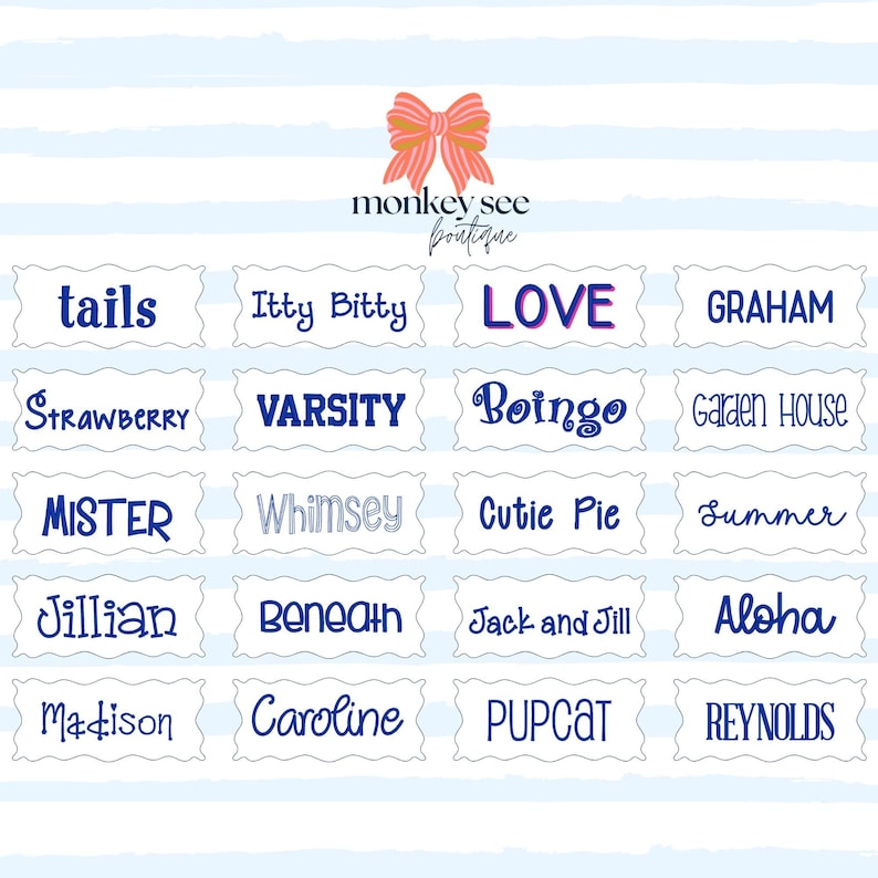 Pu&ograve; includere: Una raccolta di grafiche testuali su sfondo a righe blu e bianche. Le grafiche includono parole come "tails", "love", "strawberry", "varsity", "mister", "whimsey", "jillian", "beneath", "madison", "caroline" e altro. Il logo della boutique &egrave; in alto.