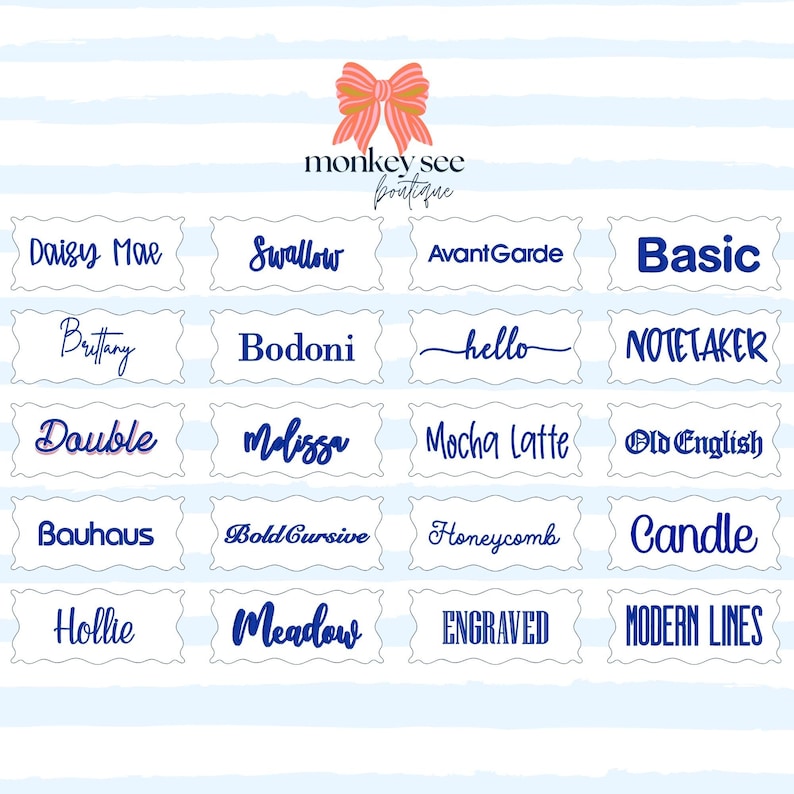 Pu&ograve; includere: Una raccolta di esempi di testo in vari font, tra cui "Daisy Mae", "Swallow" e "Avant Garde". Il testo &egrave; visualizzato in blu su rettangoli bianchi con bordi smerlati. Il logo "monkey see boutique" &egrave; in alto.