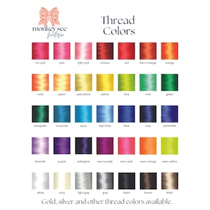 Pu&ograve; includere: Una tabella colori di Monkey See Boutique, che mostra i colori dei fili. La tabella mostra una variet&agrave; di tonalit&agrave;, tra cui rosa acceso, rosso, verde e blu. Altri colori includono oro e argento. Il testo recita "Thread Colors."