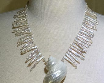 Collana di perle Biwa bianche con chiusura a conchiglia e orecchini pendenti