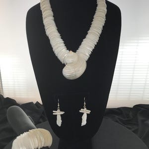 Collana con conchiglia Trochus graduata da 18 pollici con orecchini e bracciale coordinati.