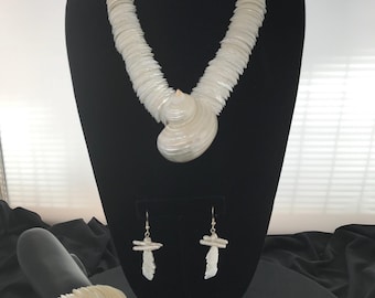 Collana con conchiglia Trochus graduata da 18 pollici con orecchini e bracciale coordinati.