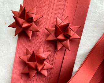 Satin rouge scintillant ~ Origami en papier d'étoiles allemandes moraves Froebel, projets créatifs de tissage à faire soi-même éclatants (50 bandes)