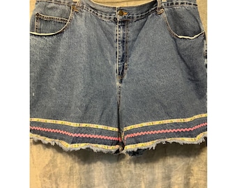Vintage Denim Shorts Sz 22  Floral Trim Pink Rickrack Frayed Hem Cottagecore