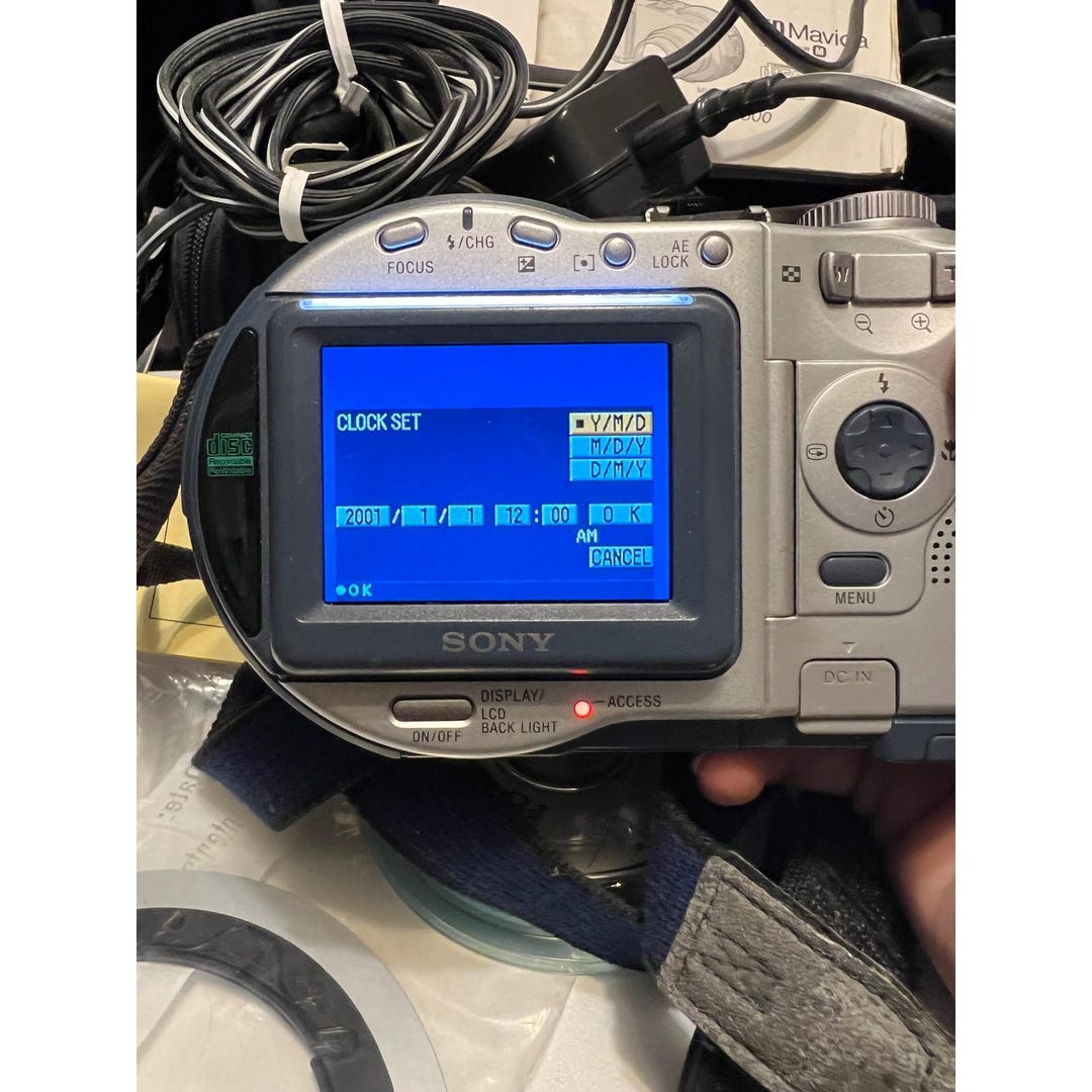 Sony Mavica MVC-CD300 Digital Camera CD 2.1MP 3x Optical Zoom W