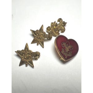 Lote de pines vintage de los Boy Scouts of America con forma de flor de lis y estrella en forma de corazón