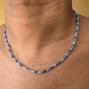 Collier bleu et doré porté