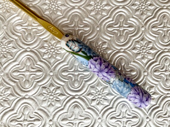 Boye Size H Crochet Hook Polymer Clay Peace Signs