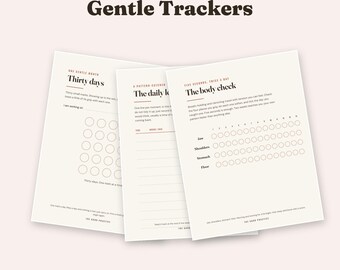 Op de afbeelding: Drie off-white printbare trackerbladen getiteld The Good Practice Gentle Trackers. De pagina's bevatten zwarte tekst, waaronder koppen zoals Thirty days, The daily log en The body check, met rasters van cirkels en lijnen voor dagelijkse notities.