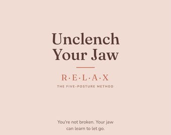 Op de afbeelding: Een vierkante afbeelding met een lichtroze achtergrond en donkerbruine tekst: A GENTLE MIND-BODY METHOD, Unclench Your Jaw, R·E·L·A·X, THE FIVE-POSTURE METHOD, You're not broken. Your jaw can learn to let go. THE GOOD PRACTICE. De tekst is gecentreerd.