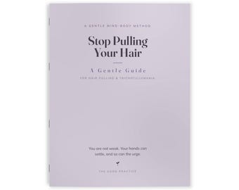 Op de afbeelding: Een lichtlavendelkleurig softcover boek met de titel Stop Pulling Your Hair: A Gentle Guide for Hair Pulling & Trichotillomania. De kaft bevat de tekst A Gentle Mind-Body Method, en de zin You are not weak. Your hands can settle, and so can the urge. The Good Practice staat onderaan gedrukt met een klein spruitpictogram.