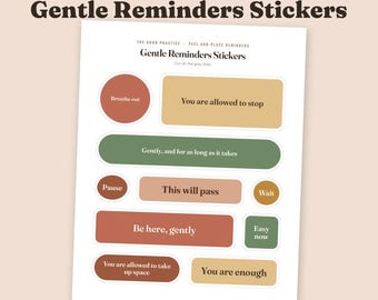 Op de afbeelding: Een vel met Gentle Reminders stickers met tien voorgesneden vormen in terracotta, mosterdgeel, olijfgroen en bruin. De stickers bevatten teksten zoals Breathe out, You are allowed to stop, Gently, and for as long as it takes, Pause, This will pass, Wait, Be here, gently, Easy now, You are allowed to take up space en You are enough.
