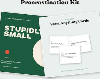 Op de afbeelding: De The Good Practice Procrastination Kit bevat een donkergroene gids getiteld STUPIDLY SMALL en een witte set Start Anything Cards. De kaarten bevatten genummerde instructies zoals Name the feeling first en Set it up the night before.