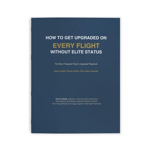 Könnte beinhalten: Ein marineblaues Buch mit dem Titel "HOW TO GET UPGRADED ON EVERY FLIGHT WITHOUT ELITE STATUS". Der Text ist in Weiß und Gold gehalten. Der Untertitel des Buches lautet "The Non-Frequent Flyer's Upgrade Playbook". Das Buch listet den Inhalt auf, einschließlich Spickzetteln und Skripten.