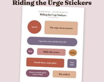 Op de afbeelding: Een stickervel met de titel Riding the Urge Stickers met tien individuele, gestanste stickers in verschillende vormen en gedempte kleuren. Elke sticker bevat tekst, waaronder zinnen zoals Surf it en Ride the wave.