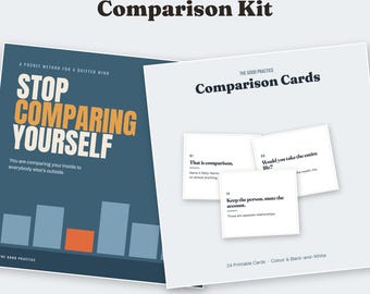 Op de afbeelding: De The Good Practice Comparison Kit bevat een donkerblauwe omslag met de tekst Stop Comparing Yourself en een witte kaartenset getiteld Comparison Cards. De kaarten bevatten genummerde aanwijzingen zoals That is comparison.
