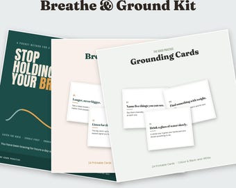 Op de afbeelding: De Breathe & Ground Kit van The Good Practice bevat drie sets printbare kaarten. Eén donkergroene kaart bevat de tekst Stop Holding Your Breath. Twee lichtgekleurde kaarten tonen Grounding Cards met aanwijzingen zoals Name five things you can see.