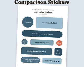 Op de afbeelding: Een vel met tien gestanste stickers getiteld Comparison Stickers van The Good Practice. De stickers hebben verschillende vormen in blauw- en oranjetinten met tekst waaronder Enough, You are not behind, Their chapter is not your chapter, Look up, Run your own race, Slow, Comparison steals today, My pace, A work in progress is still progress en Eyes on your own.