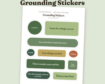 Op de afbeelding: Een vel met tien Grounding Stickers in verschillende vormen en tinten groen, bruin en oranje. Elke sticker bevat tekst zoals Name five things you see, Feet on the floor, back in the room en One slow breath, and you are here.