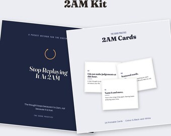 Op de afbeelding: Een 2AM Kit set met een donkerblauwe omslag met de tekst Stop Replaying It At 2AM en een witte kaartenset getiteld 2AM Cards. De kaarten bevatten genummerde aanwijzingen zoals I do not make judgements at this hour, Scattered words en Name it and move.