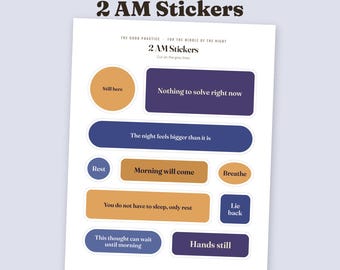 Op de afbeelding: Een stickervel met de titel 2 AM Stickers met tien individuele, gestanste stickers in verschillende vormen. De stickers zijn uitgevoerd in tinten donkerblauw, lichtblauw en beige, elk met teksten zoals Still here, Rest, Breathe en Lie back.
