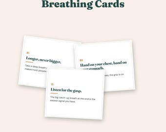Op de afbeelding: Een set van 24 printbare Breathing Cards van The Good Practice. De kaarten bevatten donkergroene tekst op een witte achtergrond, met instructies zoals 'Longer, never bigger', 'Hand on your chest, hand on your stomach' en 'Listen for the gasp'.