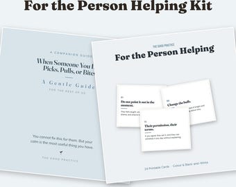 Op de afbeelding: Een digitale set genaamd The Good Practice For the Person Helping Kit, met een gids getiteld When Someone You Love Picks, Pulls, or Bites, en een set van 24 printbare kaarten met advies voor ondersteuners in zwart-wit.