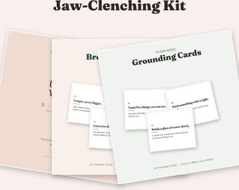 Op de afbeelding: Een kaakontspanningsset met drie printbare kaartensets getiteld The Good Practice, Grounding Cards en andere. De kaarten worden weergegeven in tinten lichtroze, crème en wit met zwarte tekst, inclusief instructies zoals Name five things you can see.
