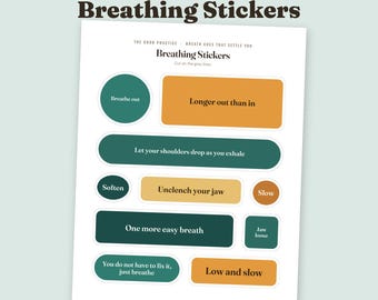 Op de afbeelding: Een vel met tien gestanste stickers getiteld Breathing Stickers van The Good Practice. De stickers bevatten donkergroene, lichtgroene en oranje vormen met witte tekst, waaronder zinnen zoals Longer out than in, Soften en Low and slow.