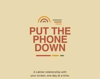 Op de afbeelding: Een beige grafische print met de tekst SLOW DOWN LOOK UP, PUT THE PHONE DOWN, en A calmer relationship with your screen, one day at a time. THE GOOD PRACTICE. Het ontwerp bevat een klein regenboogicoon en horizontale lijnen in gedempte kleuren.